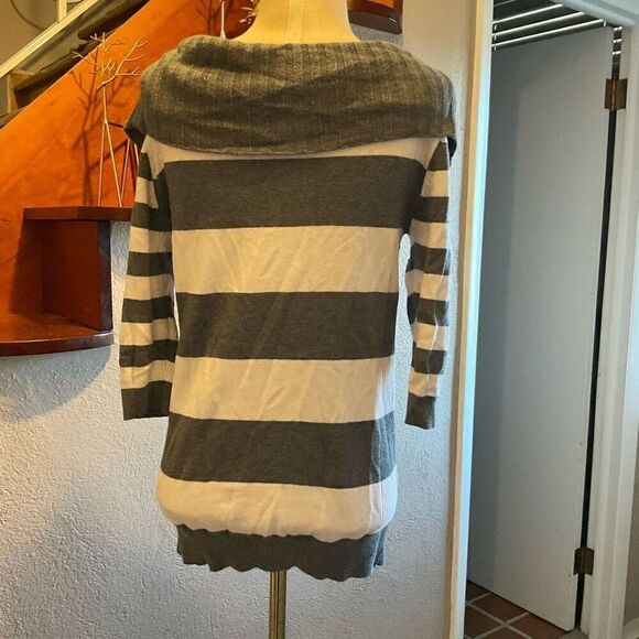 Express Womens Stripe Off Shoulder Cotton Blend Knit Sweater Gray White Size XS - Picture 4 of 8